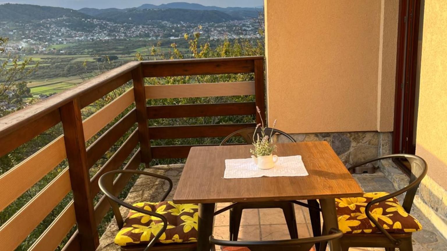 Balcony table above the valley