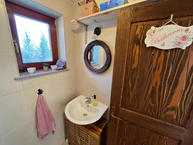Washbasin with round mirror
